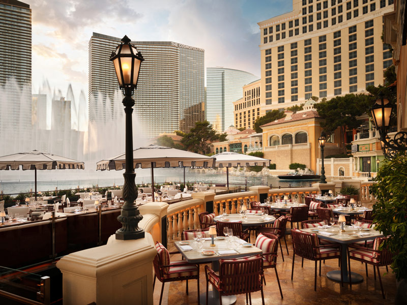 Carbone Riviera Italian-American Restaurant: Outdoor seating with a view of the Bellagio fountains